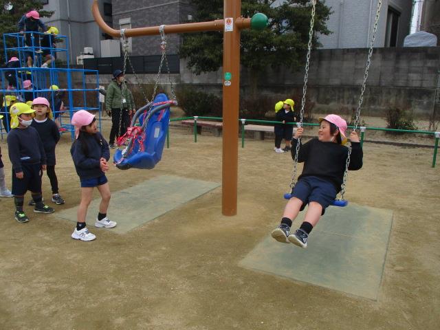ぶらんこは順番にね