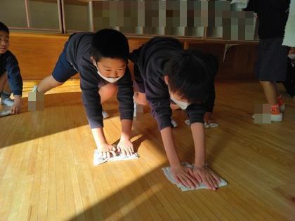 雑巾がけをしています。