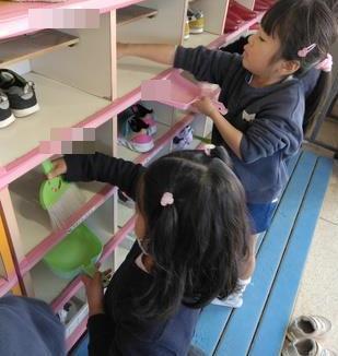 口箱の砂を掃き出しています。