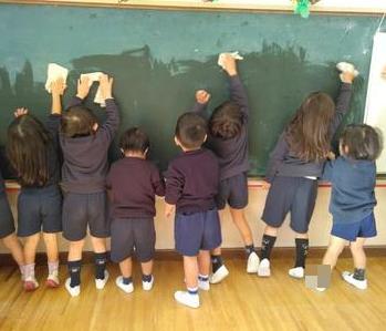 黒板を拭いています。