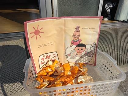 みかんの皮を干しています。