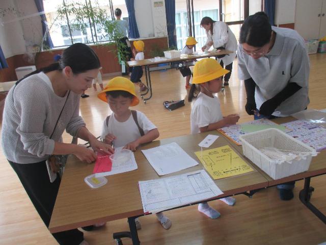 願い事を書いた短冊におうちのひとと一緒にこよりをつけています。