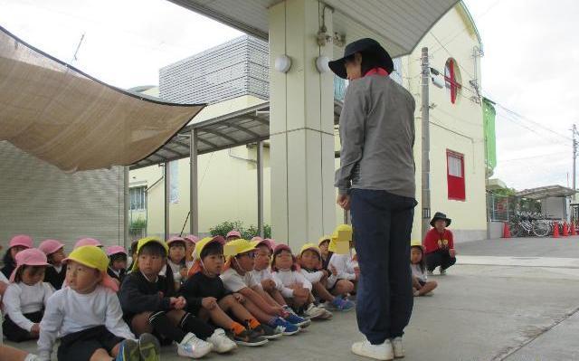 不審者が侵入してきた場合の、避難訓練の仕方について話を聞いています。