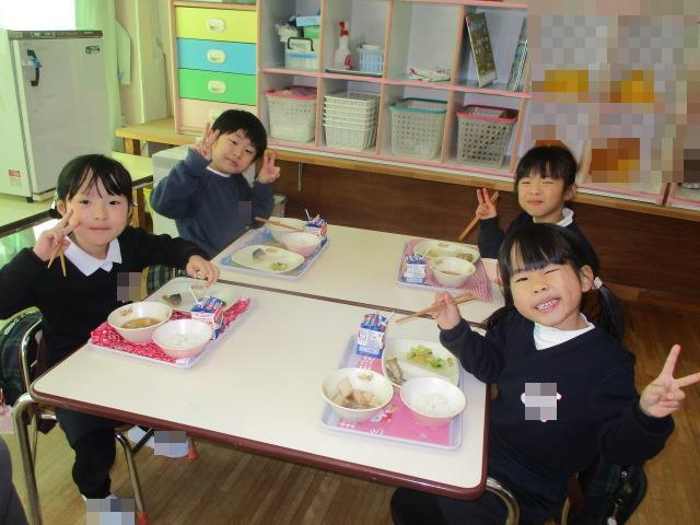4回目の給食試食会で、栄養満点の給食をおいしくいただいています。