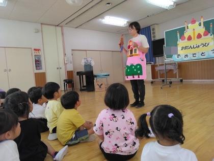 エプロンシアターでお話を見ています。