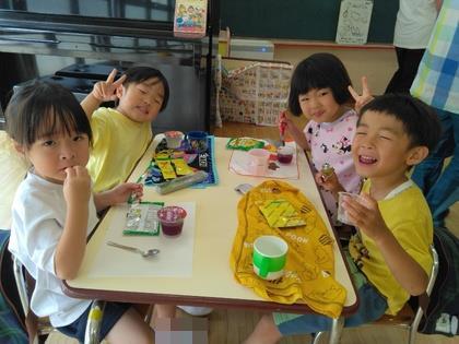 ゼリーを食べています。