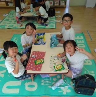 おやつを食べています。
