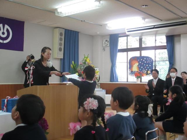 一人一人名前を呼ばれ立派に返事をして卒園証書を受け取っています。