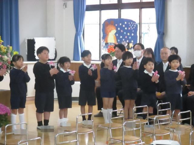 思い出の歌をうたっています。