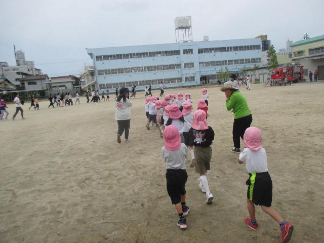 藤井寺小学校の消防訓練に参加しました。