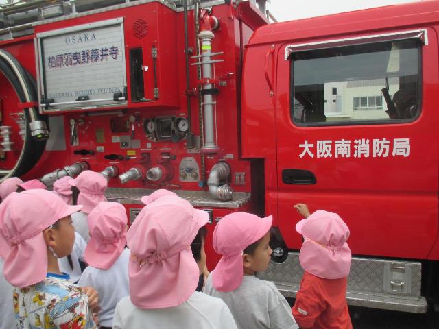 消防車の車両を見学させていただいています。