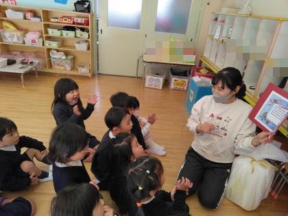 サンタクロースからの手紙を先生に読んでもらっています。