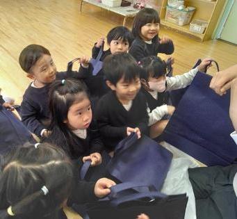 届いた袋を持って、どんな袋にしようかワクワクしながら考えています。