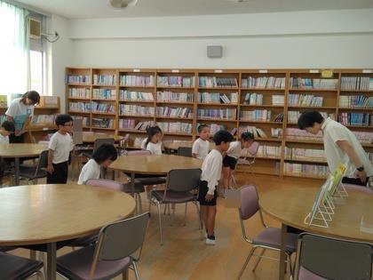 図書室の先生に挨拶をしています。