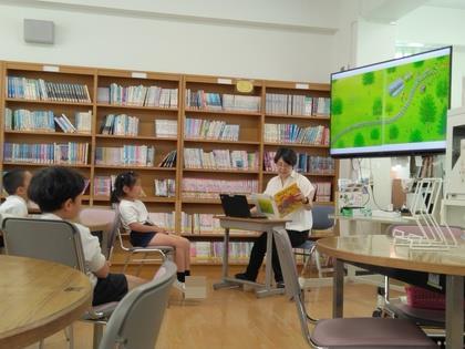 モニターに大きく映しだされた絵本を読んでもらっています。