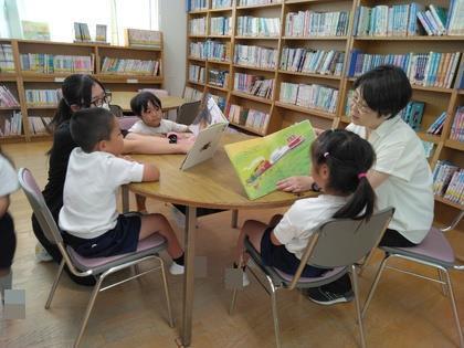 幼稚園にもある同じ絵本を選んで読んでいます。
