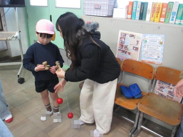 けん玉のやり方を教えてもらっています。