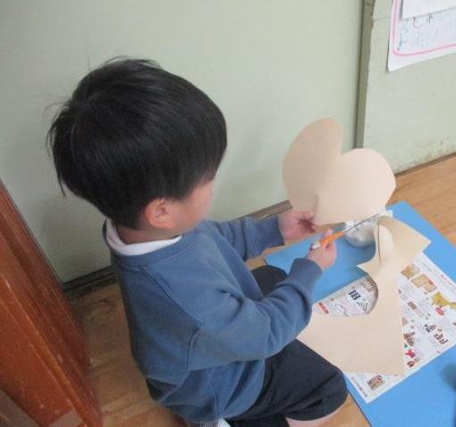 劇遊びでしている『そんごくう』を思い浮かべながら、そんごくうの顔を画用紙で作っています。