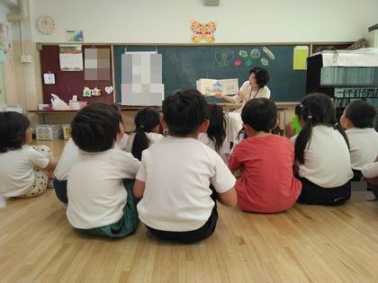 そらいろのたねの絵本を読んでもらっています。