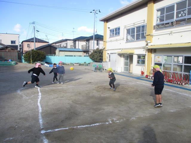 ドッジボールを年長児がチームに分かれてしています。