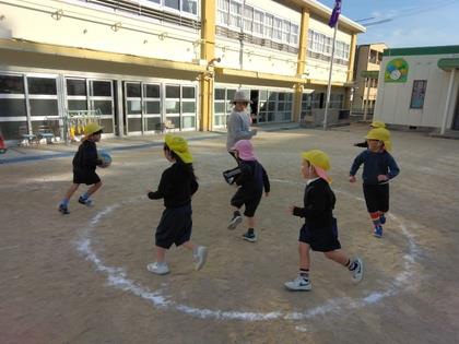 中あてをみんなでしています。