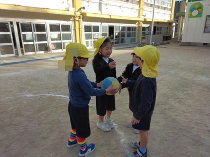 ゲームの途中でも相談しながら遊びを進めています。