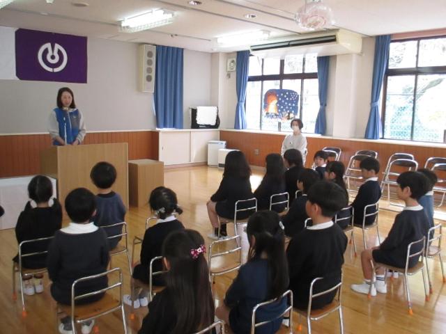 卒園式の予行練習に参加して、園長先生の話を聞いています。