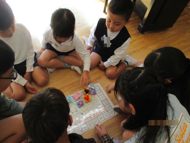 グループに分かれてすごろくゲームをしています。