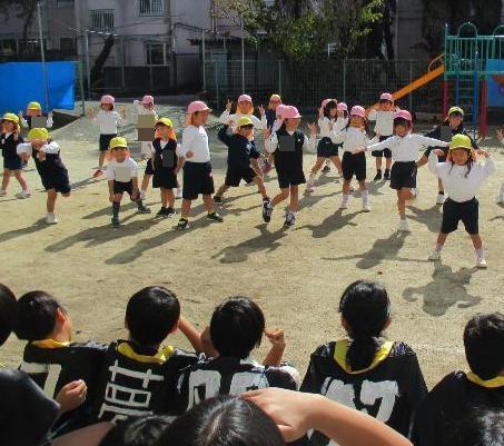 エビカニクスの体操をみんなで踊っています。