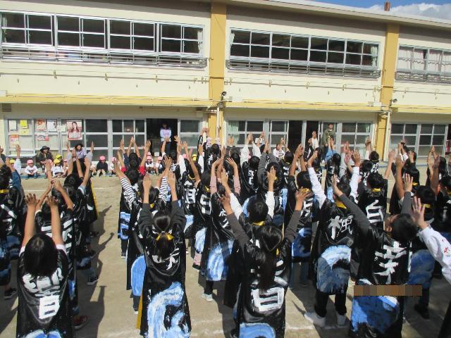 5年生の演技ソーラン節を見ています。