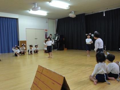 ねずみがすもうをとっています