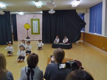 おもちをまるめています