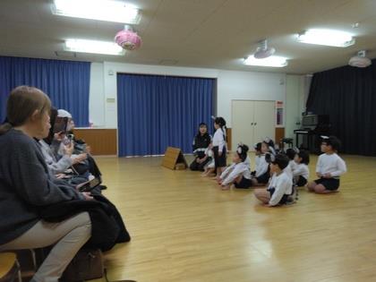 劇の感想を聞いています。