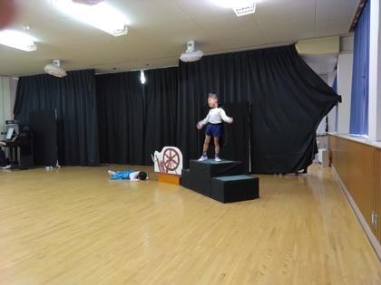 糸車の針に刺さって倒れるシーンです。