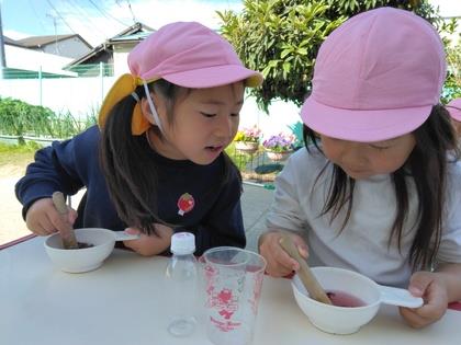 どんな色ができるか友達と見比べながら遊んでいます。