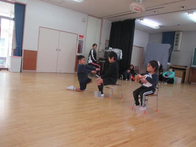 あかちゃんの誕生をお祝いするお披露目のパーティーで、街中のひとがお祝いの品を届ける場面を演じています。