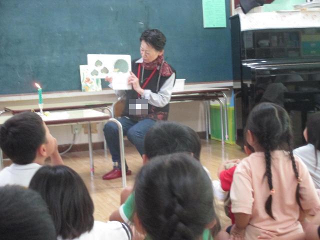 おはなし会でお話を聞いています。
