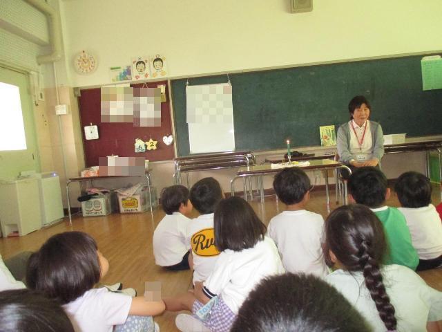 『こすずめのぼうけん』の素話を聞いています。