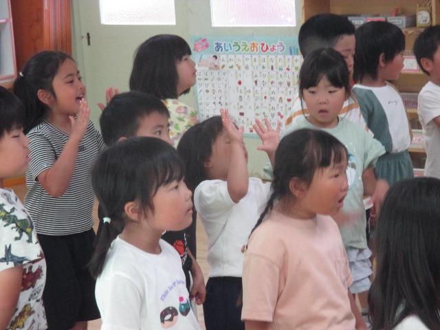絵本を読んでもらったお礼に『おはよう』の歌をうたってプレゼントしています。