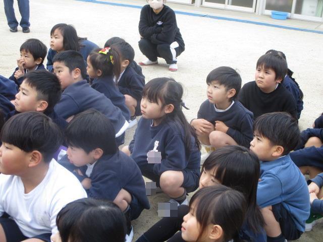 消防士さんの立会いのもと、避難訓練を行い、訓練を振り返ってのお話を聞いています。