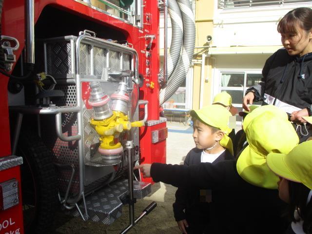 近くで消防車両の見学をしています。