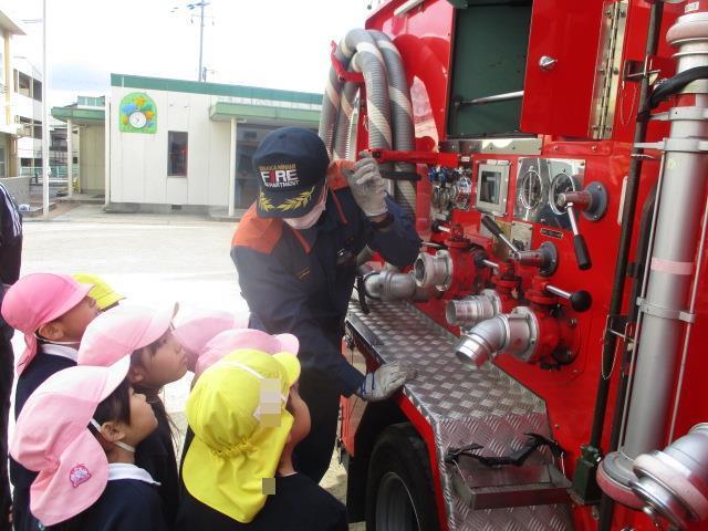 たくさんついている装置を見学しながら、気になることを消防士さんに質問しています。