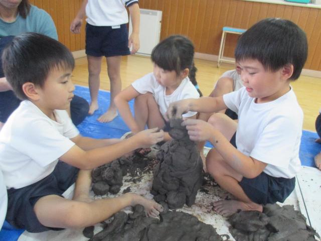 土粘土の塊を積み上げて形を作っています。