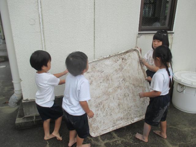 使い終わったトレイをみんなで運んでいます。