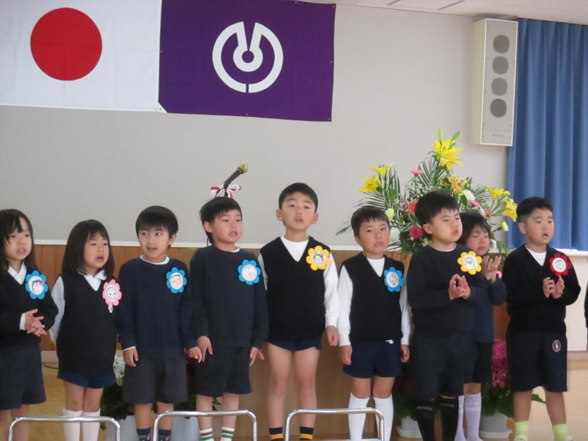 1年間過ごしてきた友達と行事を振り返りながら歌をうたっています。