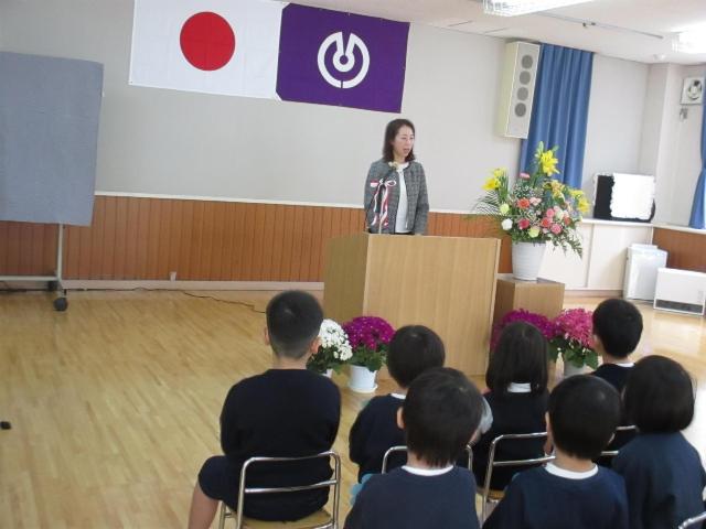 修了式を迎えた年少児が園長先生から修了証書をいただいています。