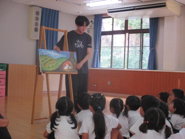大型絵本『ぼくにげちゃうよ』を読んでもらっています。