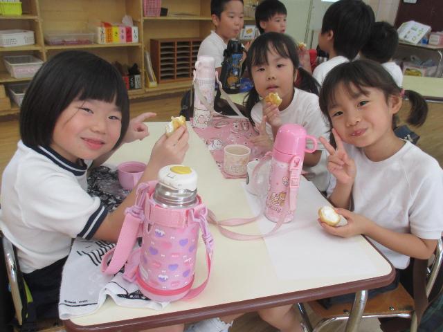 シューアイスを誕生会のおやつにいただいています。