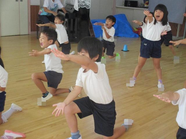 手裏剣飛ばしの術をみんなでしています。