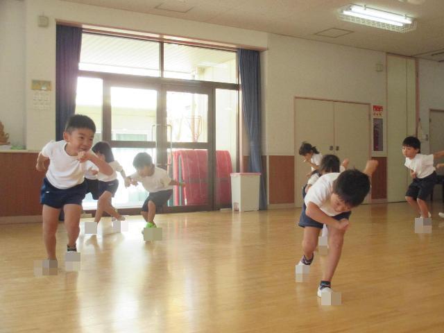 忍者走りの練習をしています。